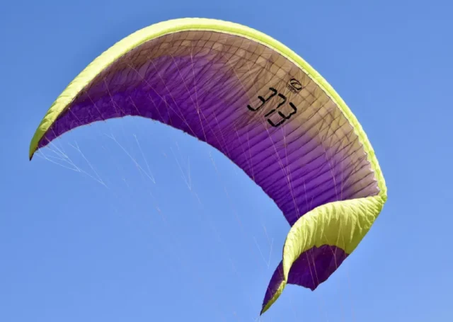 Imagen de un parapente llamativo