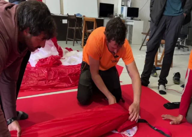 Plegado y revisión de paracaídas de emergencia