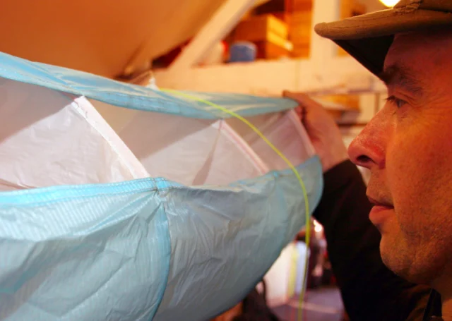 Técnico comprobando estado de tejidos en un parapente