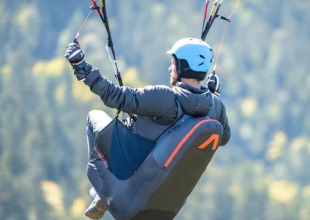 Técnico haciendo una prueba de un parapente