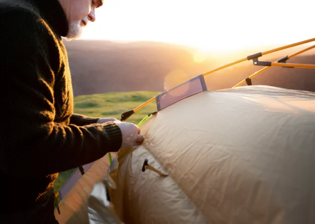 Técnico haciendo una comporbación de su parapente